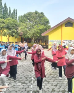 Senam pagi bersama dalam kegiatan Jumat Sehat SMAN Jenggawah