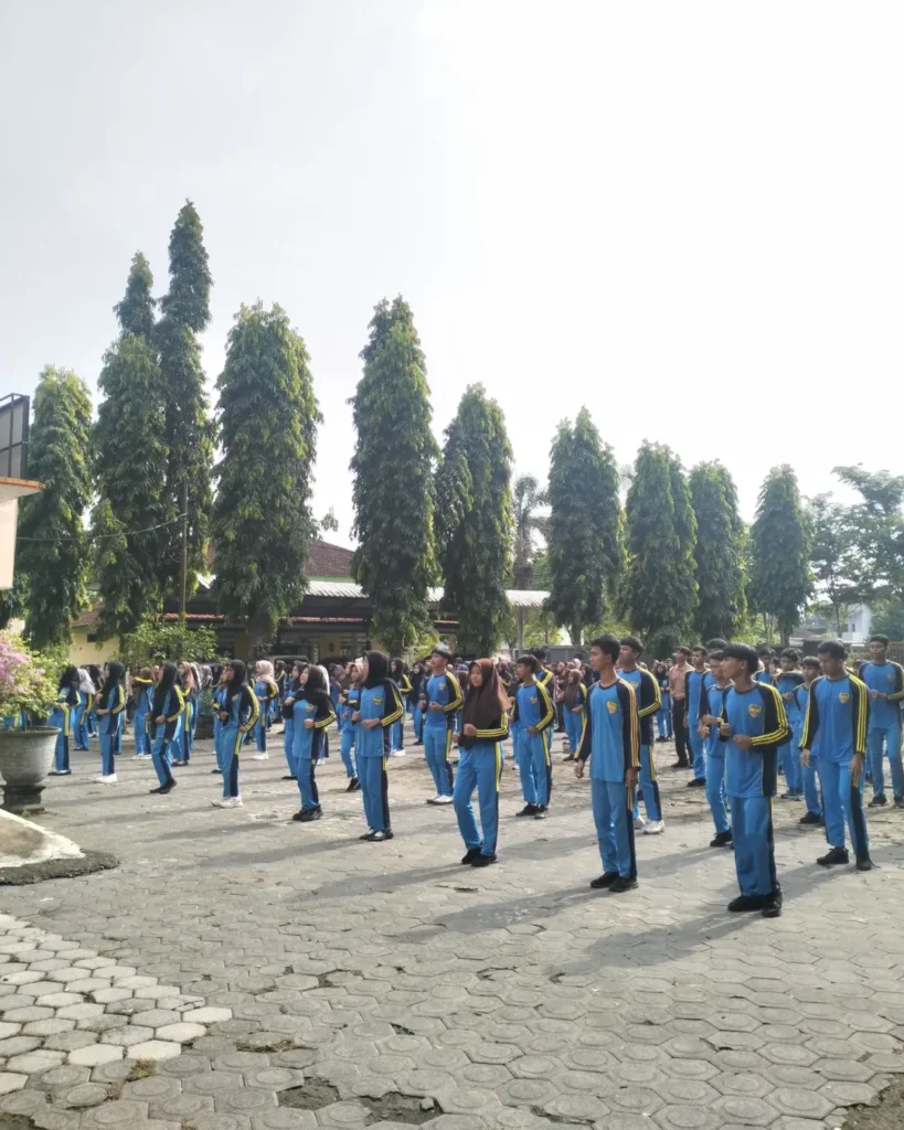 Siswa SMAN Jenggawah melakukan aksi bersih lingkungan sekolah