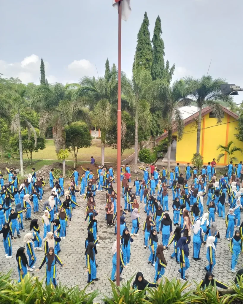 Keseruan guru dan staf saat acara Jumat Sehat SMAN Jenggawah