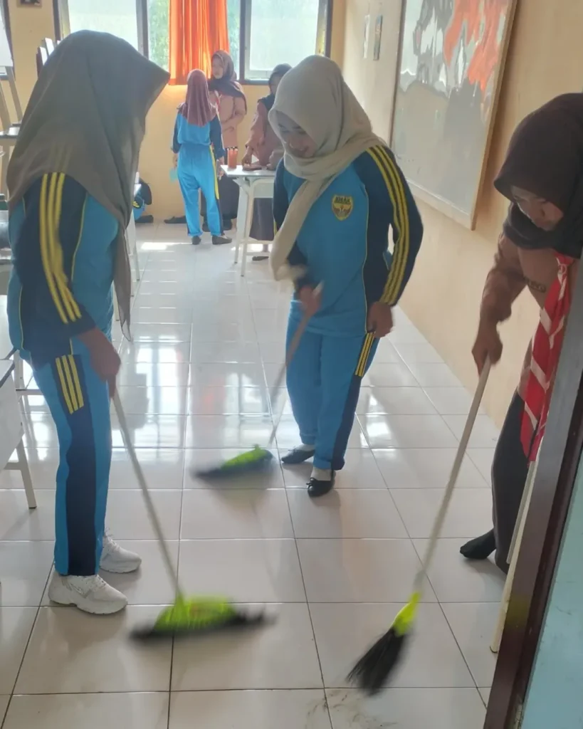 Kerja bakti membersihkan taman di area SMAN Jenggawah