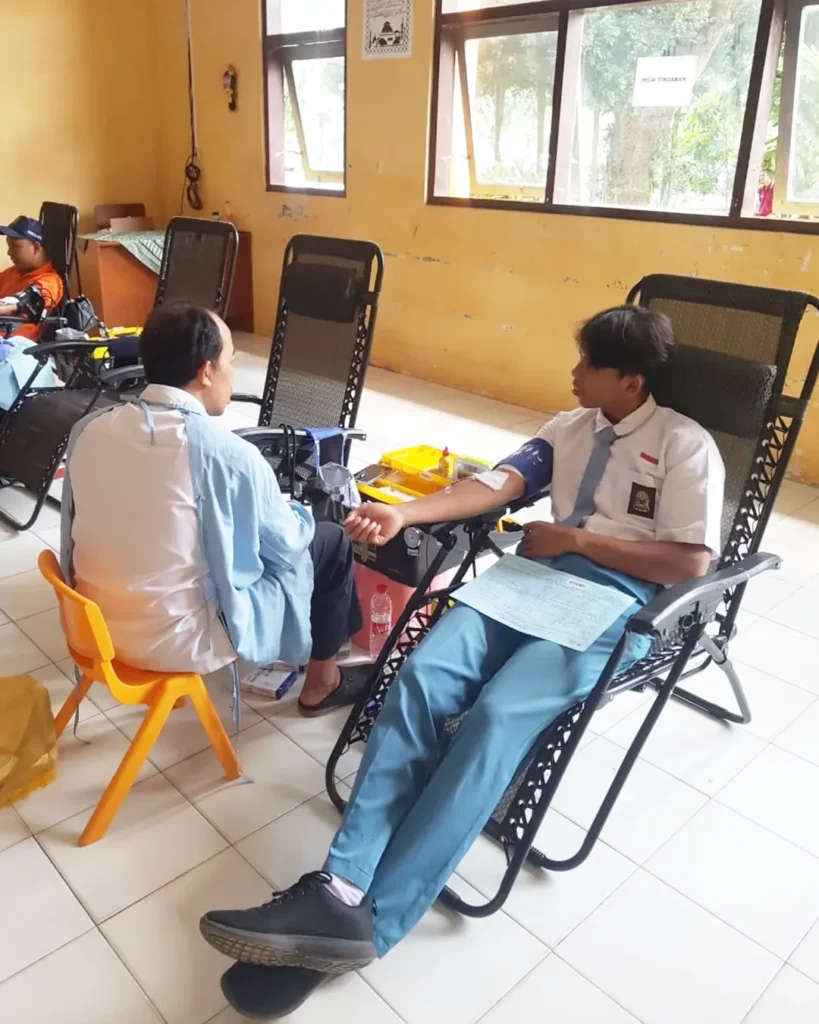 Kegiatan Donor Darah SMAN Jenggawah bekerja sama dengan PMI