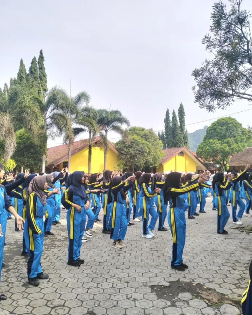 Potret semangat warga sekolah mengikuti Jumat Sehat SMAN Jenggawah